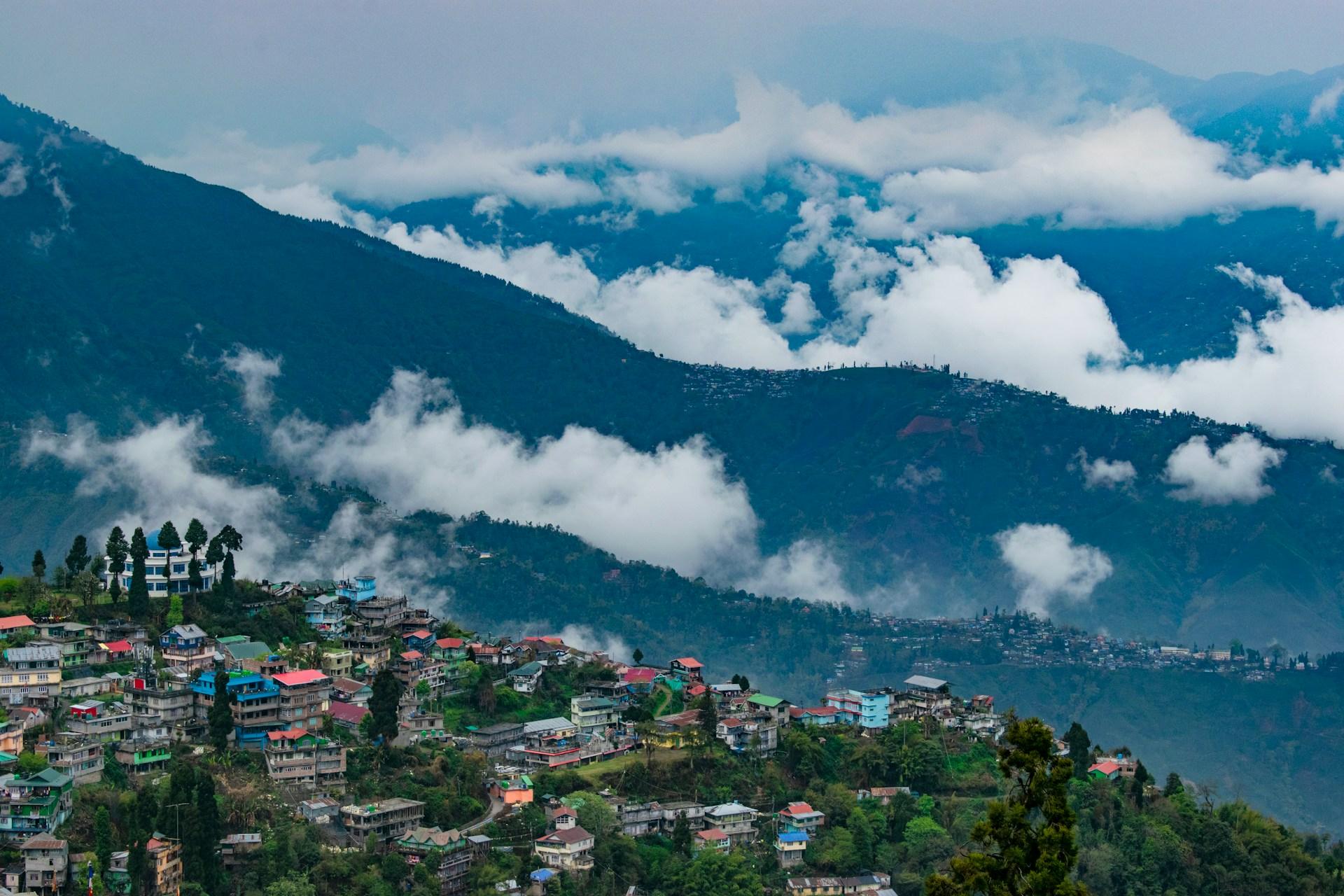 Darjeeling 3-Day Itinerary: Tiger Hill, Tea Gardens, Toy Train & Himalayan Views